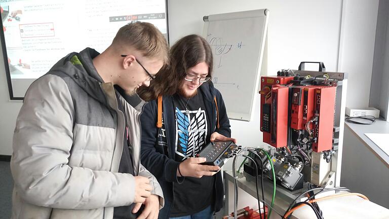 Zwei angehende Industrieelektriker der Don Bosco Berufsschule erhalten praxisnahe Einblicke in die Antriebstechnik bei Sew-Eurodrive in Würzburg.