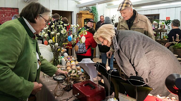 Auch an diesem Osterfest findet der Ostermarkt im Schlosshotel Steinburg in Würzburg wieder statt. Verschiedene Künstler präsentieren hier ihre Werke rund ums Thema Ei und Ostern. Auch an diesem Osterfest findet der Ostermarkt im Schlosshotel Steinburg in Würzburg wieder statt. Verschiedene Künstler präsentieren hier ihre Werke rund ums Thema Ei und Ostern.