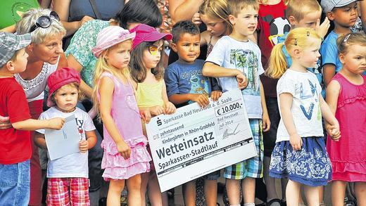 Die Gewinner: Die Sparkasse freute sich erneut, dass sie ihre Wette verloren hat und spendierte 10.000 Euro an Kindergärten im Kreis.