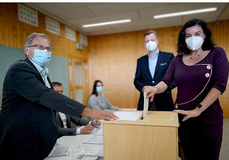 Dass sie ihr Direktmandat verteidigen würde, das war nicht anders zu erwarten. Doch ihre Stimmenverluste sind gewaltig: Dorothee Bär beim Urnengang am Sonntagmorgen in Ebelsbach.