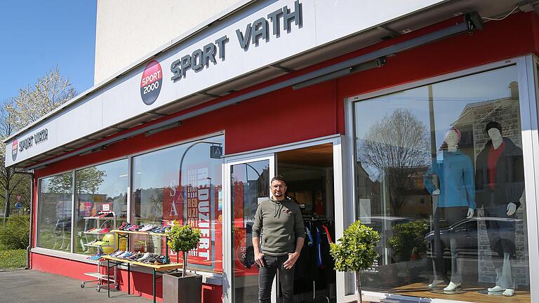 Michael Konrad (46) vor seinem Laden 'Sport Vath' in Bad Mergentheim. Ende Juni schließt das Sportartikelfachgeschäft, das 1984 in Igersheim gegründet wurde. Für den Inhaber und Geschäftsführer war es keine leichte Entscheidung, den Laden aufzugeben, doch die Zukunftsaussichten für den Sportartikel-Einzelhandel schätzt er nicht besonders rosig ein.