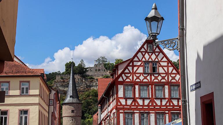 Die Straßenlaternen in Karlstadt sollen später angehen. Das hat die Verwaltung beschlossen. Und auch die Beleuchtung der Karlsburg soll heruntergefahren werden.