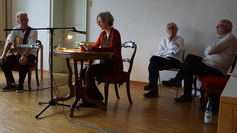 Ulrike Schäfer, Autorin aus Würzburg, gastierte im LiTrio im Obbacher Rathaus.