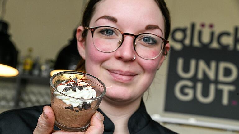 Ein Hauch Chili gibt dem Schokoladenmousse das gewisse Extra, sagt Teresa Bausewein. Ein Hauch Chili gibt dem Schokoladenmousse das gewisse Extra, sagt Teresa Bausewein. 