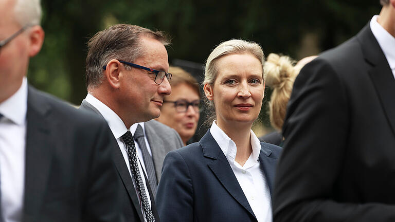 Gedenken an den Volksaufstand in der DDR 1953.jpeg - Gedenken an den Volksaufstand in der DDR 1953 17.06.2023, Berlin: Tino Chrupalla und Alice Weidel, beide AfD und Bundesvorsitzende, sind bei der zentralen Gedenkfeier für die Opfer des Volksaufstands vom 17. Juni 1953 auf dem Friedhof Seestraße zu Gast. Der 17. Juni 1953 gilt als Symbol für den Arbeiteraufstand in der DDR. Zwischen 500 000 und einer Million Menschen protestierten im Juni 1953 in der gesamten DDR gegen die SED-Diktatur. Die DDR-Führung ließ den Aufstand durch die Volkspolizei und sowjetische Panzer niederschlagen. Foto: Joerg Carstensen/dpa +++ dpa-Bildfunk +++ Gedenken an den Volksaufstand in der DDR 1953.jpeg - Gedenken an den Volksaufstand in der DDR 1953 17.06.2023, Berlin: Tino Chrupalla und Alice Weidel, beide AfD und Bundesvorsitzende, sind bei der zentralen Gedenkfeier für die Opfer des Volksaufstands vom 17. Juni 1953 auf dem Friedhof Seestraße zu Gast. Der 17. Juni 1953 gilt als Symbol für den Arbeiteraufstand in der DDR. Zwischen 500 000 und einer Million Menschen protestierten im Juni 1953 in der gesamten DDR gegen die SED-Diktatur. Die DDR-Führung ließ den Aufstand durch die Volkspolizei und sowjetische Panzer niederschlagen. Foto: Joerg Carstensen/dpa +++ dpa-Bildfunk +++