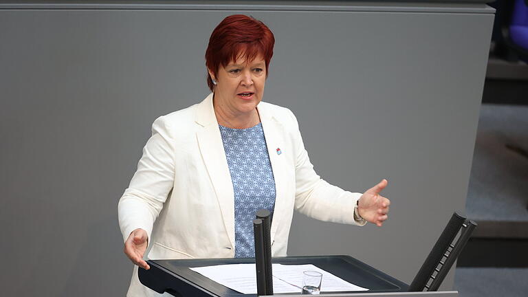 Bundestag.jpeg - Bundestag Susanne Ferschl (Die Linke) spricht bei der 100. Sitzung des Deutschen Bundestages. Debattiert wird die Weiterentwicklung der Fachkräfteeinwanderung. +++ dpa-Bildfunk +++AGENTURBILD DPA picture-alliance.com picture alliance dpa-archiv dpa-langzeitarchiv Bundestag.jpeg - Bundestag Susanne Ferschl (Die Linke) spricht bei der 100. Sitzung des Deutschen Bundestages. Debattiert wird die Weiterentwicklung der Fachkräfteeinwanderung. +++ dpa-Bildfunk +++AGENTURBILD DPA picture-alliance.com picture alliance dpa-archiv dpa-langzeitarchiv