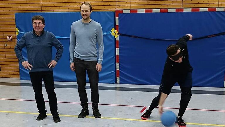 Hoffen auf einen erfolgreichen Start für die Sportart Goalball in Würzburg (von links): Christoph Hoffman, Oliver Greiner, Spieler Lennart Heßler.