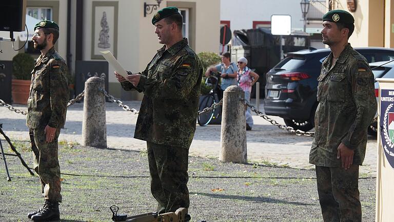 Übergabeappell: Oberstleutnant Mike Stöhr (Mitte) verabschiedete in Grafenrheinfeld Hauptmann Artur Lerner (rechts), Nachfolger wird Hauptmann Lukas Welle. Übergabeappell: Oberstleutnant Mike Stöhr (Mitte) verabschiedete in Grafenrheinfeld Hauptmann Artur Lerner (rechts), Nachfolger wird Hauptmann Lukas Welle.