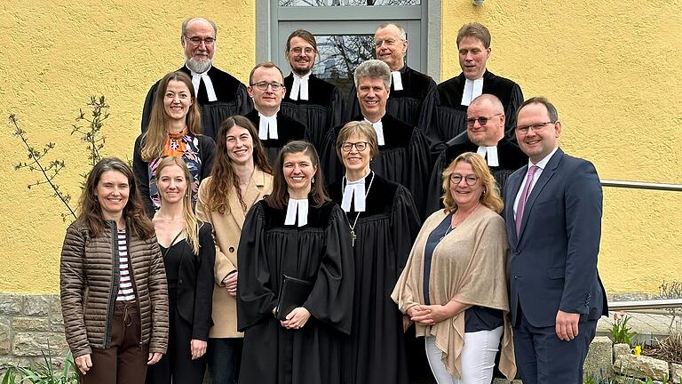 Gruppenbild zur Ordination von Pfarrerin Annika Kringel mit Regionalbischöfin Gisela Bornowski (vorne Mitte im Talar), Pfarrern und ihren Assistierenden sowie den Ehrengästen. Gruppenbild zur Ordination von Pfarrerin Annika Kringel mit Regionalbischöfin Gisela Bornowski (vorne Mitte im Talar), Pfarrern und ihren Assistierenden sowie den Ehrengästen. 