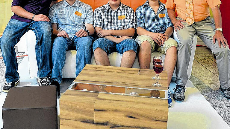 Gute-Form-Sieger 2012: Die prämierten Gesellenstücke der Schreinerinnung sind noch in den kommenden drei Wochen in der Bad Kissinger Sparkassenschalterhalle zu besichtigen, auf unserem Foto (von links) Kai Allitaj, Julian Köhler, Gesamt-Sieger Michael Gissler, Patrick Gerhard und ganz rechts Innungsobermeister Werner Paltian. In der Bildmitte der Sieger Michael Gissler, es fehlt der Zweitplazierte Matthias Brust. Gute-Form-Sieger 2012: Die prämierten Gesellenstücke der Schreinerinnung sind noch in den kommenden drei Wochen in der Bad Kissinger Sparkassenschalterhalle zu besichtigen, auf unserem Foto (von links) Kai Allitaj, Julian Köhler, Gesamt-Sieger Michael Gissler, Patrick Gerhard und ganz rechts Innungsobermeister Werner Paltian. In der Bildmitte der Sieger Michael Gissler, es fehlt der Zweitplazierte Matthias Brust.