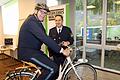 Praktische Beispiele gab es in den Workshops der Verkehrswacht mit computergestützten Fahrradsimulatoren. Im Bild testen der Karlstadter Polizeischef Thomas Miebach auf dem Rad und der Polizeirat Michael Hochbrückner die Versuchsreihe.