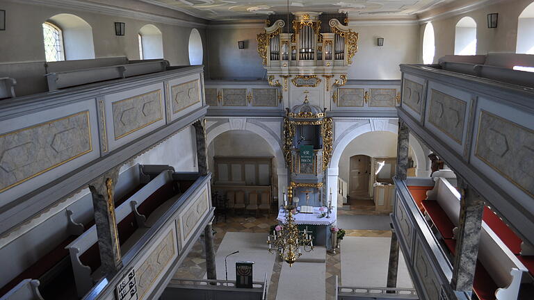 Das Innere der evangelischen Kirche in Ermershausen wurde seit der Weihe anno 1745 mehrfach erneuert und umgestaltet. Das Innere der evangelischen Kirche in Ermershausen wurde seit der Weihe anno 1745 mehrfach erneuert und umgestaltet.