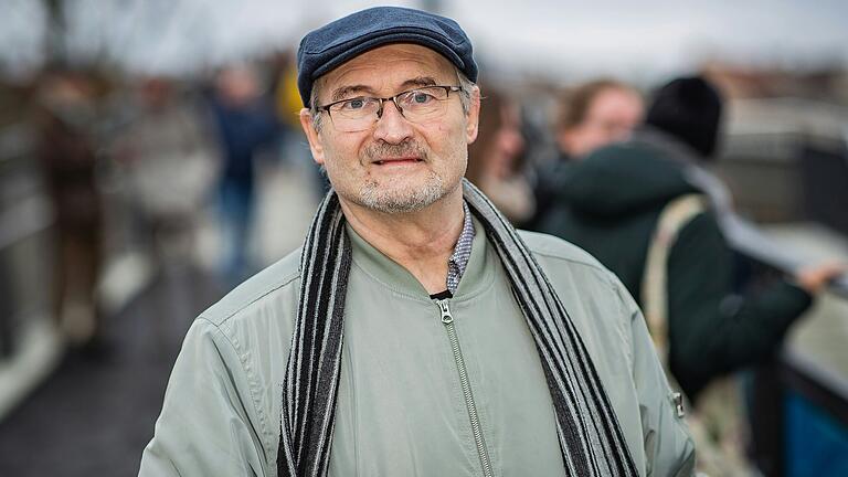 Helmut Schwartl (68) aus Herschfeld ist der Meinung, dass die schweigende Mehrheit zeigen müsse, dass sie nicht zum rechten Spektrum gehört. Helmut Schwartl (68) aus Herschfeld ist der Meinung, dass die schweigende Mehrheit zeigen müsse, dass sie nicht zum rechten Spektrum gehört.
