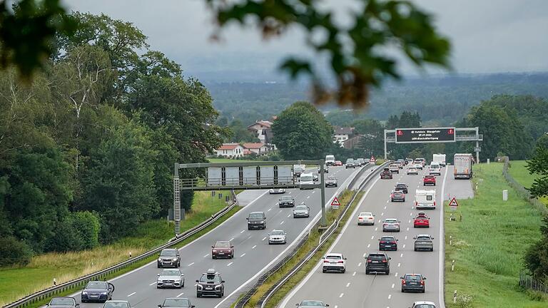 Autobahnen       -  Deutschland hat einer neuen Studie zufolge enormen Finanzbedarf bei der Infrastruktur. (Archivbild)