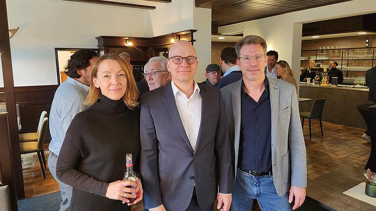 Neues Forsthaus Klaushof unter Jan Kirchhof - Unter den Gästen: Yvonne Vogel und Ehemann Dirk Vogel (OB) und Johannes Schmitt (Bäckerei Schmitt, von links). Neues Forsthaus Klaushof unter Jan Kirchhof - Unter den Gästen: Yvonne Vogel und Ehemann Dirk Vogel (OB) und Johannes Schmitt (Bäckerei Schmitt, von links).