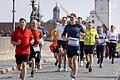 Beim Gedächtnislauf, hier auf der Alten Mainbrücke, wird Sport mit Gedenken verbunden.&nbsp;Erinnert wird an die Flucht aus der am 16. März zerstörten Stadt.