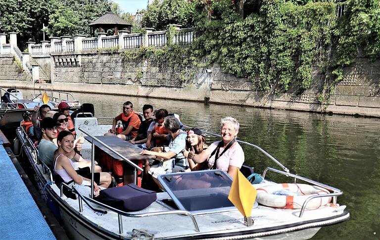 Auf einer Bootsfahrt mitten durch Leipzigs 'klein Venedig' genießen die Teilnehmerinnen und Teilnehmer die Sonne und den Blick auf die Stadt. Auf einer Bootsfahrt mitten durch Leipzigs 'klein Venedig' genießen die Teilnehmerinnen und Teilnehmer die Sonne und den Blick auf die Stadt.
