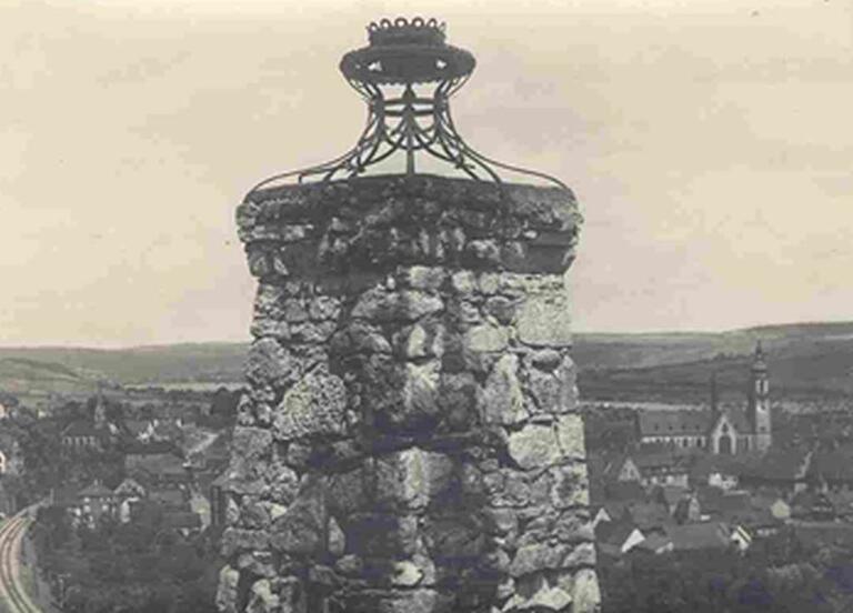 Historische Postkarte zeigt den Bismarckturm mit Tauberbischofsheim.