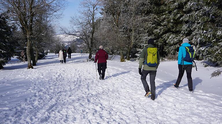 Viele Winterwanderer waren am Wochenende am Kreuzberg unterwegs. Viele Winterwanderer waren am Wochenende am Kreuzberg unterwegs.