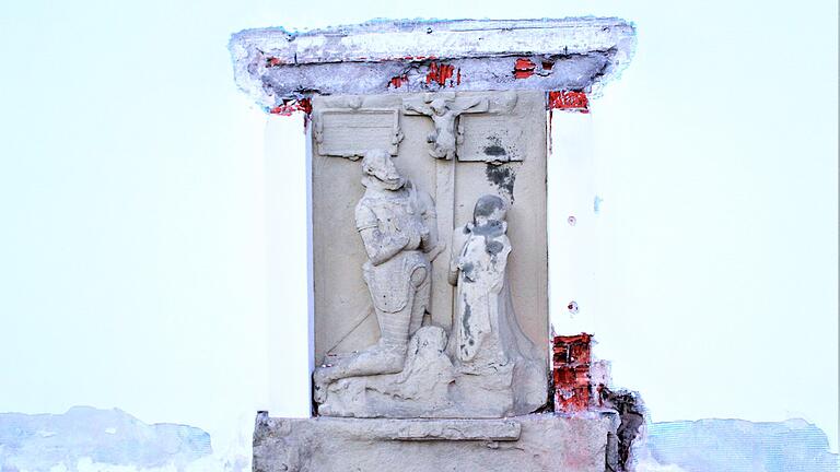 Sichtlich verwittert und reparaturbedürftig ist dieses Denkmal an der Kirchschönbacher Kirche. Ob die Gemeinde dazu einen Zuschuss geben muss, wurde im Gemeinderat diskutiert.