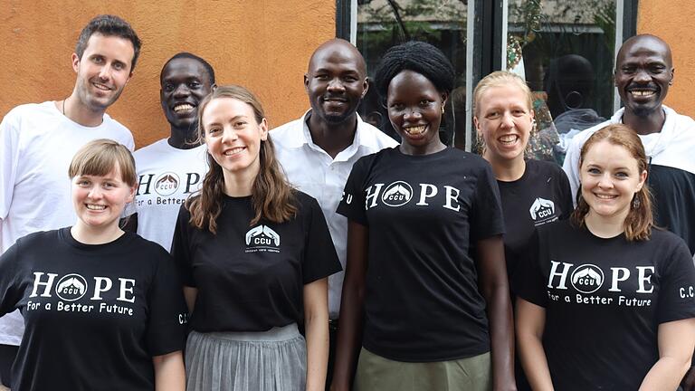 Miriam und Charles Odongo mit ihrem Team und dem deutschen Vorstand ihrer Organisation Children Care Uganda Deutschland. Miriam und Charles Odongo mit ihrem Team und dem deutschen Vorstand ihrer Organisation Children Care Uganda Deutschland.