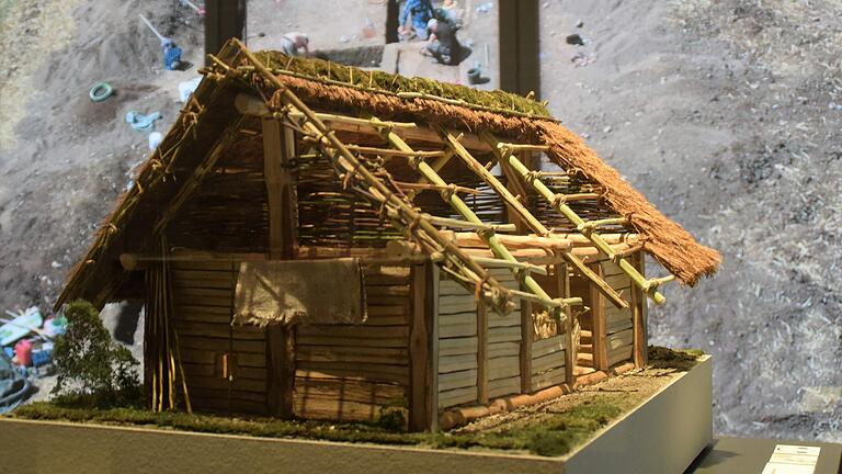 Ausstellung im Knauf-Museum: So könnte das Grubenhaus ausgesehen haben, dessen Reste die Archäologen bei Dornheim entdeckt haben. Ausstellung im Knauf-Museum: So könnte das Grubenhaus ausgesehen haben, dessen Reste die Archäologen bei Dornheim entdeckt haben.
