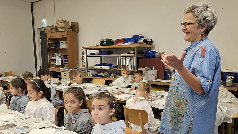 Rita Kolb mit Kindern der Klasse 2b. Rita Kolb mit Kindern der Klasse 2b.