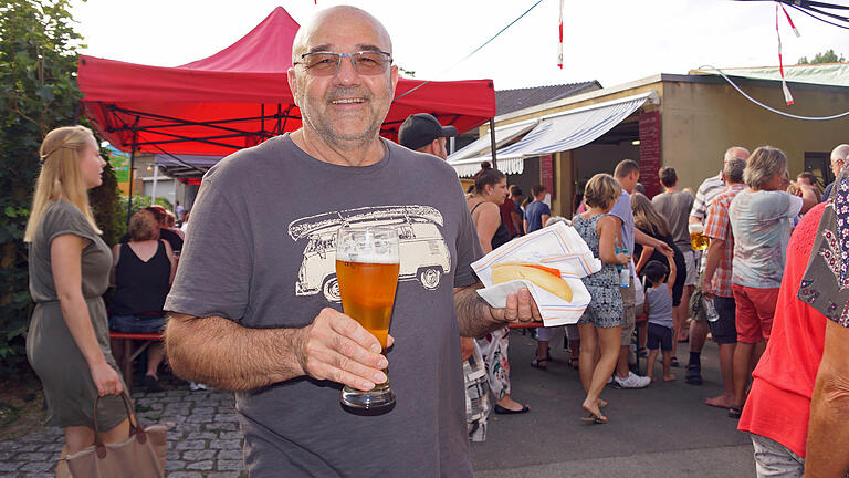 Bei Bier und Fisch lässt es sich gut aushalten. Wolfgang Götz aus dem Nachbardorf Dipbach ist beim Fischfest in Oberpleichfeld Stammgast. Foto: Irene Konrad Bei Bier und Fisch lässt es sich gut aushalten. Wolfgang Götz aus dem Nachbardorf Dipbach ist beim Fischfest in Oberpleichfeld Stammgast. Foto: Irene Konrad
