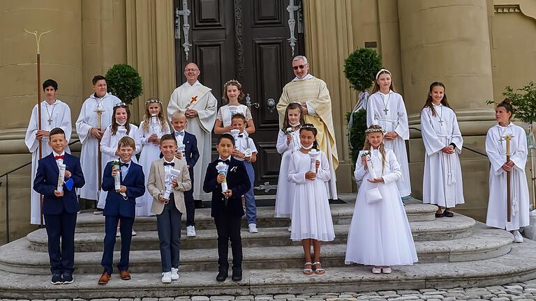 Zum ersten Mal zum Tisch des Herrn gingen in Wiesentheid: Niclas Scheckenbach (Feuerbach), Liana Bothe, Amelie Spath, Emilio Frank, Max Michel, Bastian Schulze (alle Geesdorf), Marie Lindhorst, Pauline Pfister, Aurelie Rombach, Mathilda Schneider, Lukas Geuder und Finn Wenzel (alle Wiesentheid), hier mit Pater Philippus Eichenmüller, Diakon Uwe Rebitzer und den Ministrantinnen und Ministranten. Zum ersten Mal zum Tisch des Herrn gingen in Wiesentheid: Niclas Scheckenbach (Feuerbach), Liana Bothe, Amelie Spath, Emilio Frank, Max Michel, Bastian Schulze (alle Geesdorf), Marie Lindhorst, Pauline Pfister, Aurelie Rombach, Mathilda Schneider, Lukas Geuder und Finn Wenzel (alle Wiesentheid), hier mit Pater Philippus Eichenmüller, Diakon Uwe Rebitzer und den Ministrantinnen und Ministranten.