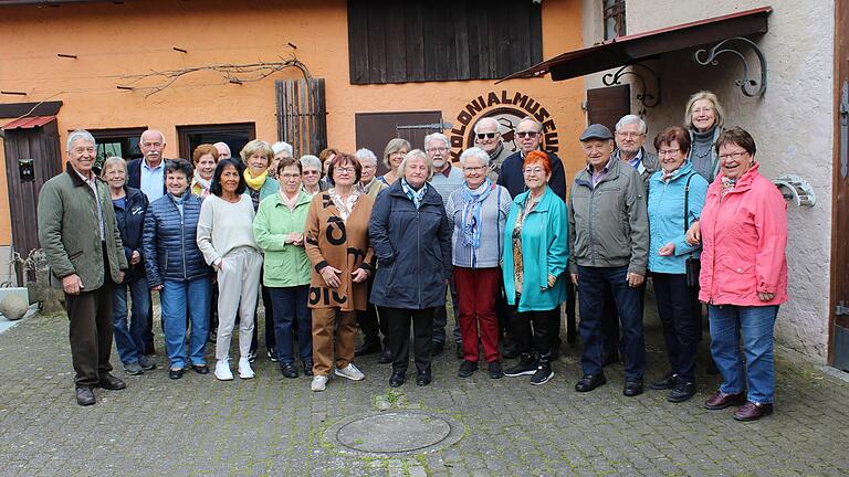 Die Seniorenunion vor dem Kolonialmuseum. Die Seniorenunion vor dem Kolonialmuseum.