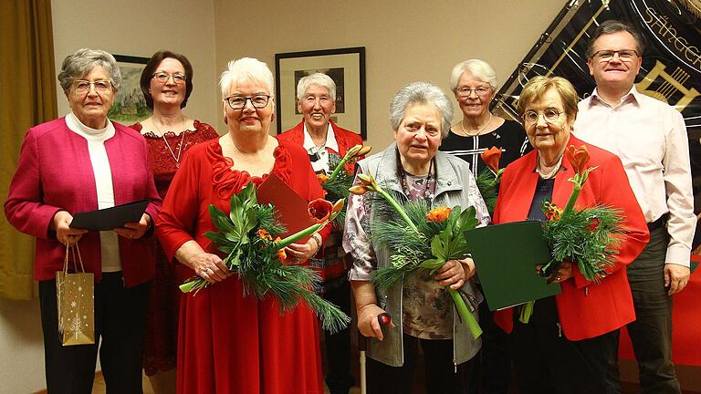 Im Bild (von links): Renate Roscher (in Vertretung ihres Sohnes René), Heike Bauer, Sonja Kümpel, Elfriede Brückner, Ortrud Freudl, Sieglinde Weis, Irmgard Arnold, Bernhard Oberländer