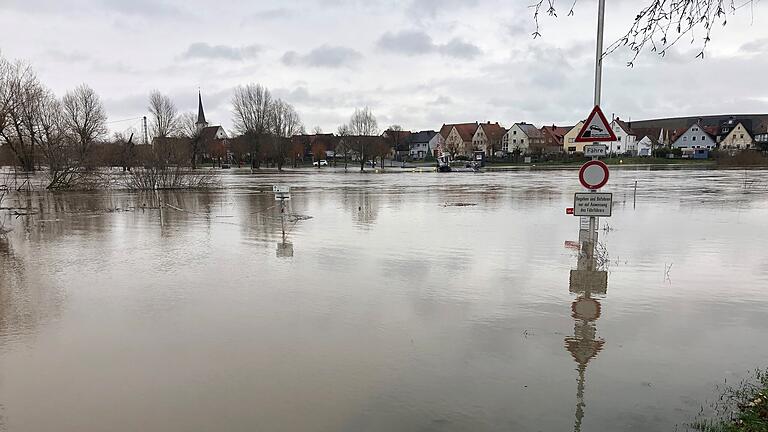 Hochwasser am Main am Fähranleger in Eschendorf mit Blick in Richtung Nordheim am 1. Weihnachtsfeiertag, 25.12.2023.