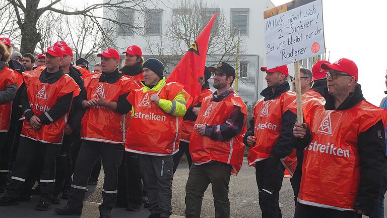 Teile der Belegschaft des Backautomatenherstellers MIWE streikten am Donnerstag vor den Werkstoren in Arnstein und legten damit die Produktion lahm. Teile der Belegschaft des Backautomatenherstellers MIWE streikten am Donnerstag vor den Werkstoren in Arnstein und legten damit die Produktion lahm.