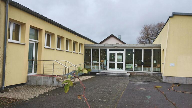 Für das frühere Schulhaus in Gaubüttlbrunn gibt es keine Verwendung mehr. Nun könnte hier eine Tagespflege für Senioren entstehen. Für das frühere Schulhaus in Gaubüttlbrunn gibt es keine Verwendung mehr. Nun könnte hier eine Tagespflege für Senioren entstehen.