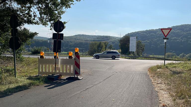 Auf der B 26 gilt Tempo 100, ohne große Ausschilderung muss derzeit wegen einer Sperrung innerhalb Gambachs ein Teil der Anwohner über einen Feldweg in und aus dem Ort fahren.