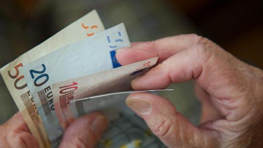 Rentenauszahlung sicherstellen       -  Die Auszahlung der Rente beginnt nicht automatisch, sie muss Monate im voraus beantragt werden. Foto: Marijan Murat