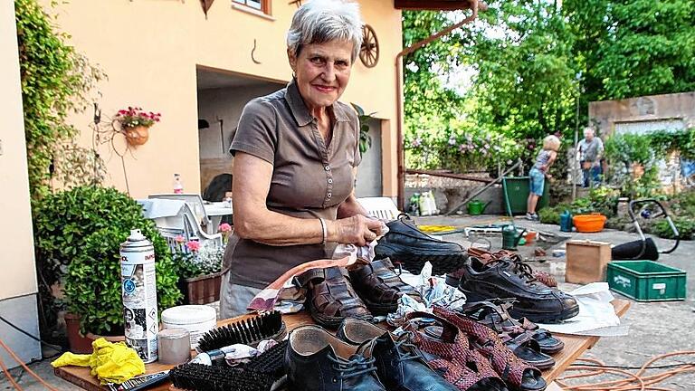 Wieder sauber: Elvira Graf putzt die verdreckten Schuhe ihrer Familie. Wieder sauber: Elvira Graf putzt die verdreckten Schuhe ihrer Familie.