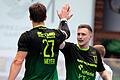 Check: Philipp Meyer (links), Kapitän Patrick Schmidt und die Zweitliga-Handballer der DJK Rimpar Wölfe haben die Lizenz für die Saison 2020/21 erhalten.