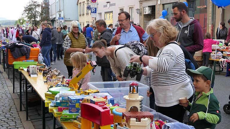 Auch beim Kinderflohmarkt, der ein fester Bestandheit des Haßfurter Straßenfestes ist, war jeden Menge los. Auch beim Kinderflohmarkt, der ein fester Bestandheit des Haßfurter Straßenfestes ist, war jeden Menge los.