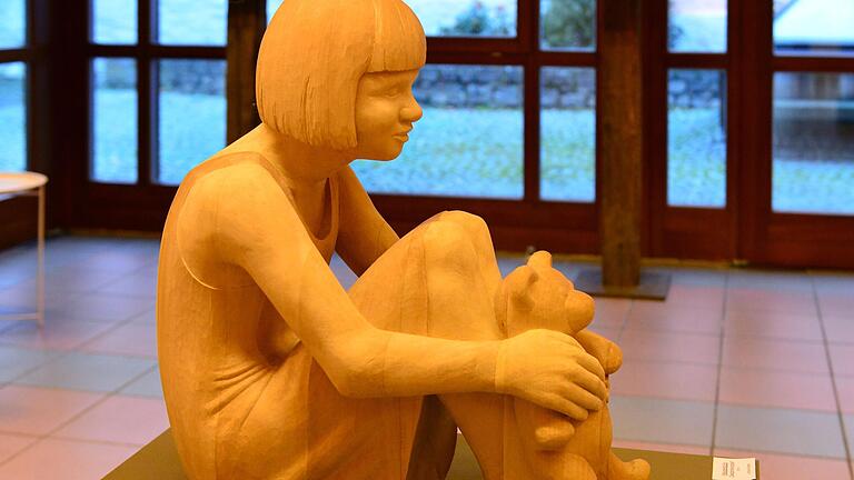 Johanna Barth aus Bischofsheim stellt ihre Kunst - hier die Skulptur 'Gedankenspiel' von 2017- bei der Ausstellung 'Bilder - Skulpturen - Objekte' in Mellrichstadt aus. Johanna Barth aus Bischofsheim stellt ihre Kunst - hier die Skulptur 'Gedankenspiel' von 2017- bei der Ausstellung 'Bilder - Skulpturen - Objekte' in Mellrichstadt aus.