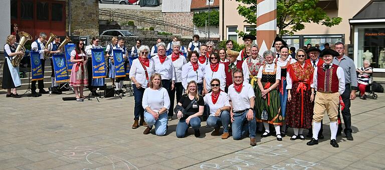 Gemeinsam mit den Dancing Crows und den Musikfreunden Höchberg veranstaltete der Heimat- und Trachtenverein einen Tanz um den Maibaum. Gemeinsam mit den Dancing Crows und den Musikfreunden Höchberg veranstaltete der Heimat- und Trachtenverein einen Tanz um den Maibaum.