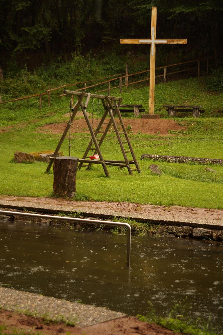 Genau zehn Jahre ist es her, dass die Wassertretanlage im Aurabuch nach aufwändiger Sanierung im Rahmen einer Einweihungsfeier mit Kreuzweihe wieder belebt wurde. Mittlerweile ist sie aufgelassen, das Gras steht hüfthoch, das Tretbecken ist kaum mehr zu sehen. Der Pflegeaufwand stand in keinem Verhältnis zur Nutzung. Und jetzt ist die Zukunft der Anlage endgültig besiegelt: sie dient im Ernstfall als Regenrückhaltebecken. Einer der geplanten Dämme wird unterhalb der Anlage errichtet werden. Genau zehn Jahre ist es her, dass die Wassertretanlage im Aurabuch nach aufwändiger Sanierung im Rahmen einer Einweihungsfeier mit Kreuzweihe wieder belebt wurde. Mittlerweile ist sie aufgelassen, das Gras steht hüfthoch, das Tretbecken ist kaum mehr zu sehen. Der Pflegeaufwand stand in keinem Verhältnis zur Nutzung. Und jetzt ist die Zukunft der Anlage endgültig besiegelt: sie dient im Ernstfall als Regenrückhaltebecken. Einer der geplanten Dämme wird unterhalb der Anlage errichtet werden.
