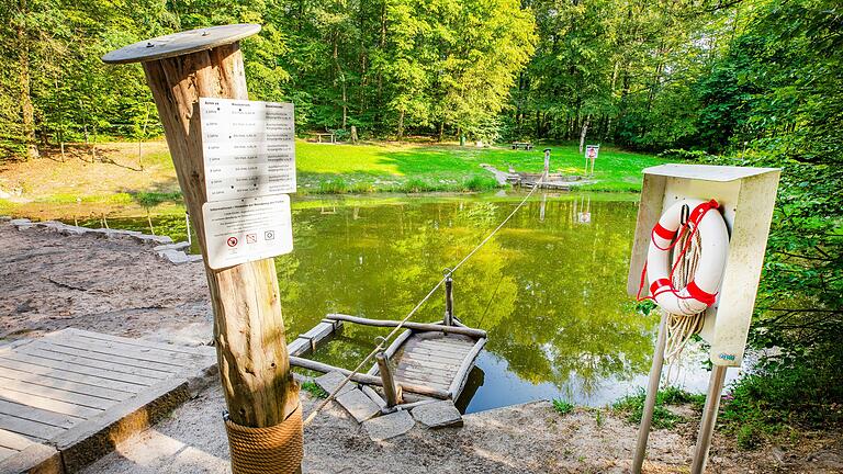 Der Waldspielplatz in der Nähe von Zabelstein im Steigerwald verspricht auch an heißen Sommertagen Spaß und Abkühlung.