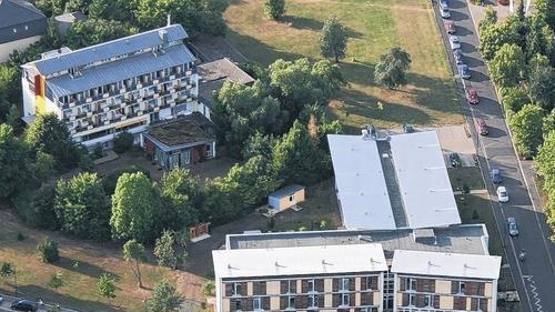 Im Anflug auf Franken Care und Haus am Kurpark - .Bad Königshofen (ak) „Über den Wolken muss die Freiheit wohl grenzenlos sein“ sang einst der bekannte deutsche Liedermacher Reinhard Mey. Doch auch deutlich unter der Wolkengrenze macht den allermeisten Piloten das Fliegen mächtig Spaß, gibt es doch immer wieder Altbekanntes aus völlig neuen Blickwinkeln zu entdecken. Auf diesem Foto fliegt unser Mitarbeiter das Seniorenzentrum Franken Care (unten) von Süden her an, links ober zu erkennen ist das „Haus am Kurpark“. Im Anflug auf Franken Care und Haus am Kurpark - .Bad Königshofen (ak) „Über den Wolken muss die Freiheit wohl grenzenlos sein“ sang einst der bekannte deutsche Liedermacher Reinhard Mey. Doch auch deutlich unter der Wolkengrenze macht den allermeisten Piloten das Fliegen mächtig Spaß, gibt es doch immer wieder Altbekanntes aus völlig neuen Blickwinkeln zu entdecken. Auf diesem Foto fliegt unser Mitarbeiter das Seniorenzentrum Franken Care (unten) von Süden her an, links ober zu erkennen ist das „Haus am Kurpark“.