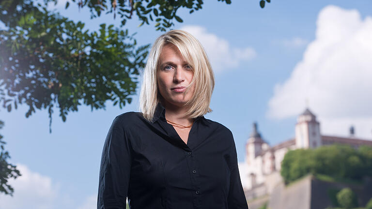 Silke Mayer, Schwester von Dirk Nowitzki, am Kranenkai in Wuerzburg. Foto: Daniel Peter