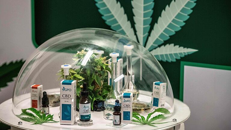 Aus Cannabis kann man viele verschiedene Produkte machen. Einige davon wurden jetzt auf der Messe für Alternativmedizin in Bangkok vorgestellt. Aus Cannabis kann man viele verschiedene Produkte machen. Einige davon wurden jetzt auf der Messe für Alternativmedizin in Bangkok vorgestellt. 