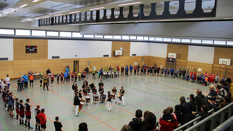 Versammelte alle teilnehmenden Mannschaften um sich und sorgte für Stimmung in der Halle: die Schweinfurter Samba-Gruppe „Ritmo Candela“. Versammelte alle teilnehmenden Mannschaften um sich und sorgte für Stimmung in der Halle: die Schweinfurter Samba-Gruppe „Ritmo Candela“.