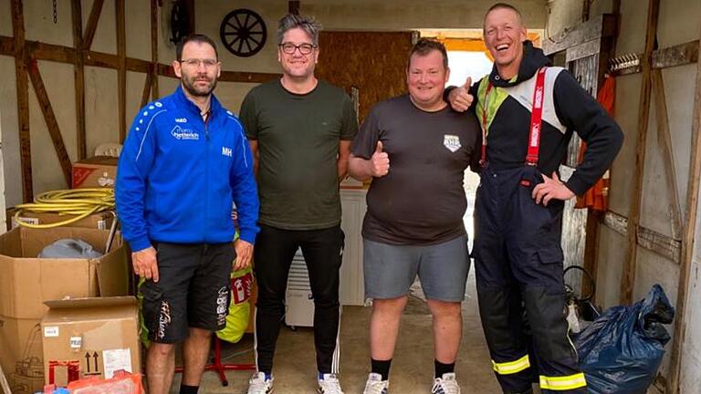 Marco Hetterich aus Hausen (links) und Frank Sendner aus Fährbrück (rechts) bringen Hoffnung nach Dernau an der Ahr. Andy Marquard ist ihr erster Ansprechpartner (Zweiter von rechts). Dessen Freund Florian (daneben) kennt die unterfränkischen Helfer mittlerweile auch. Marco Hetterich aus Hausen (links) und Frank Sendner aus Fährbrück (rechts) bringen Hoffnung nach Dernau an der Ahr. Andy Marquard ist ihr erster Ansprechpartner (Zweiter von rechts). Dessen Freund Florian (daneben) kennt die unterfränkischen Helfer mittlerweile auch.
