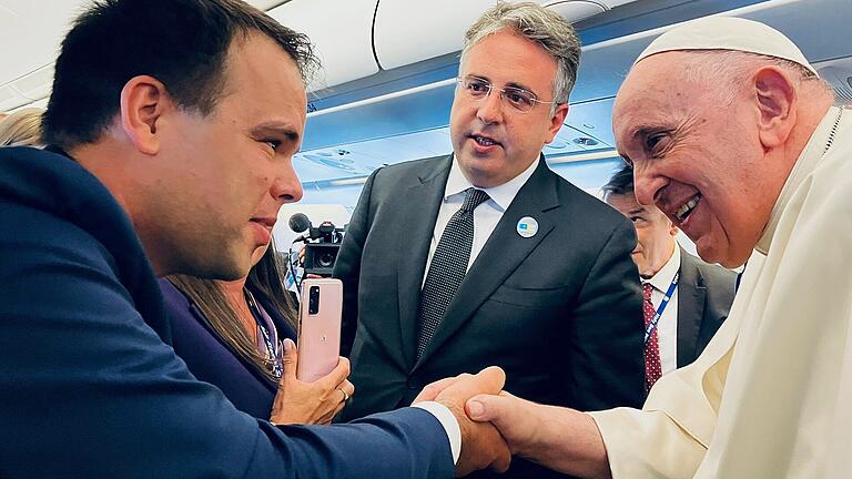 Rudolf Gehring aus Seubrigshausen - Ein Seubrigshäuser fliegt mit dem Papst: Journalist Rudolf Gehrig am 13. September 2022 im Flugzeug mit Papst Franziskus bei dessen Reise nach Kasachstan Rudolf Gehring aus Seubrigshausen - Ein Seubrigshäuser fliegt mit dem Papst: Journalist Rudolf Gehrig am 13. September 2022 im Flugzeug mit Papst Franziskus bei dessen Reise nach Kasachstan