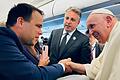 Rudolf Gehring aus Seubrigshausen       -  Ein Seubrigshäuser fliegt mit dem Papst: Journalist Rudolf Gehrig am 13. September 2022 im Flugzeug mit Papst Franziskus bei dessen Reise nach Kasachstan